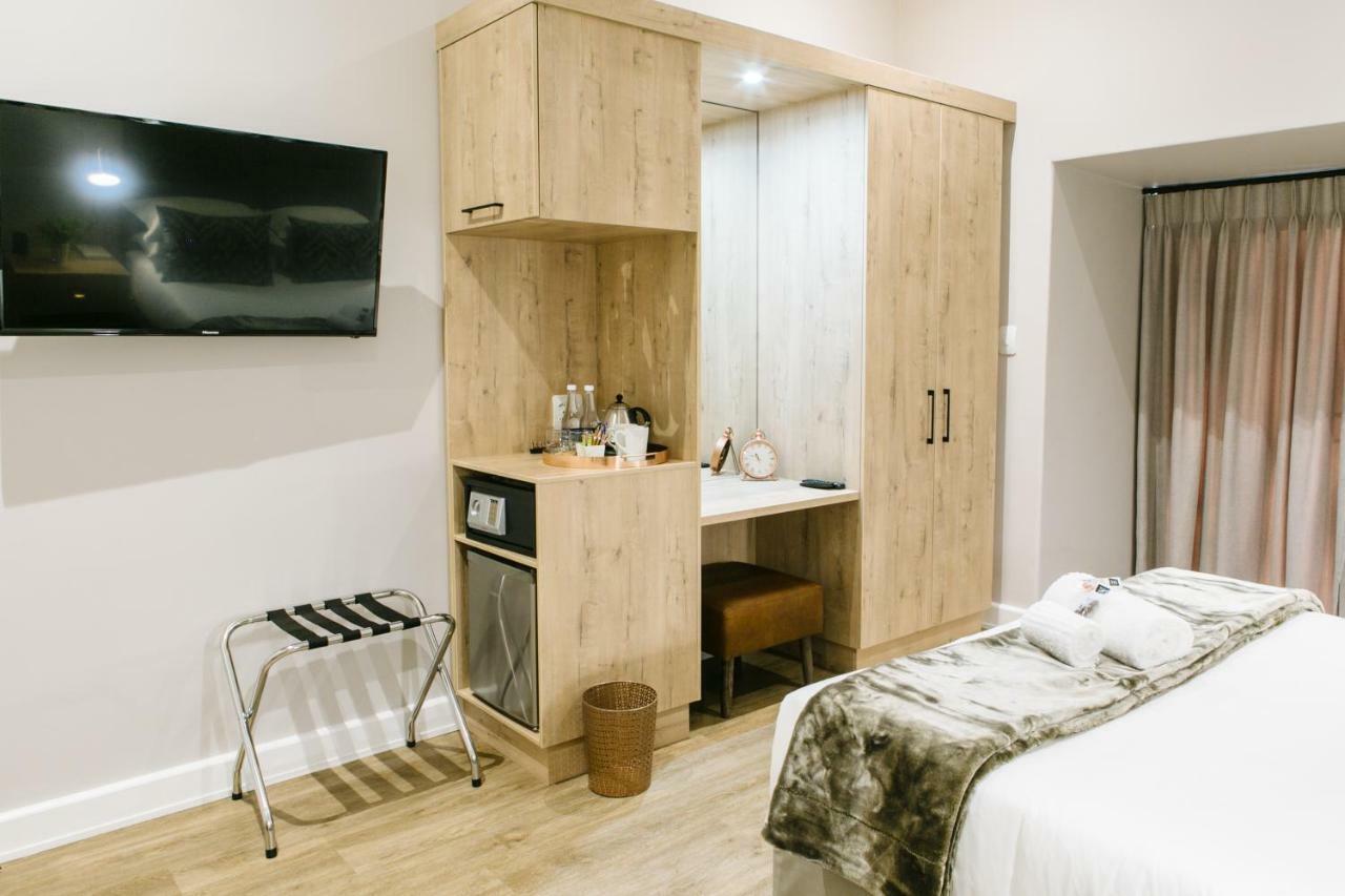 30 On Whites Guesthouse Bloemfontein Ngoại thất bức ảnh